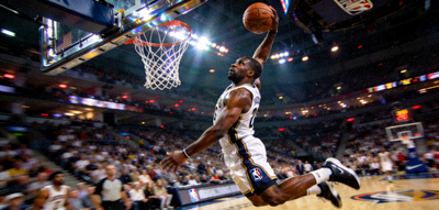 NBA篮球赛精彩扣篮瞬间 - 球员腾空而起大力灌篮